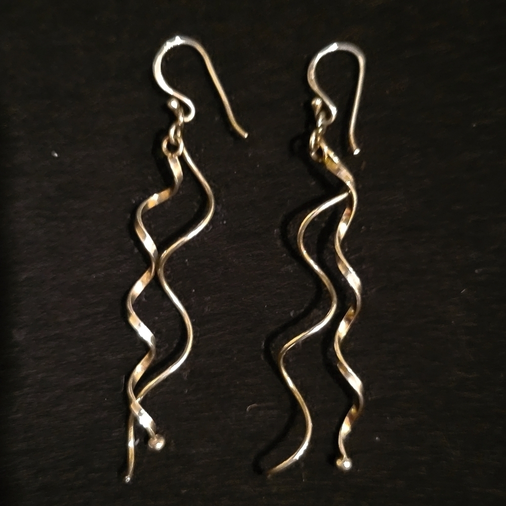 Sterling silver twisted wire dangle earring.